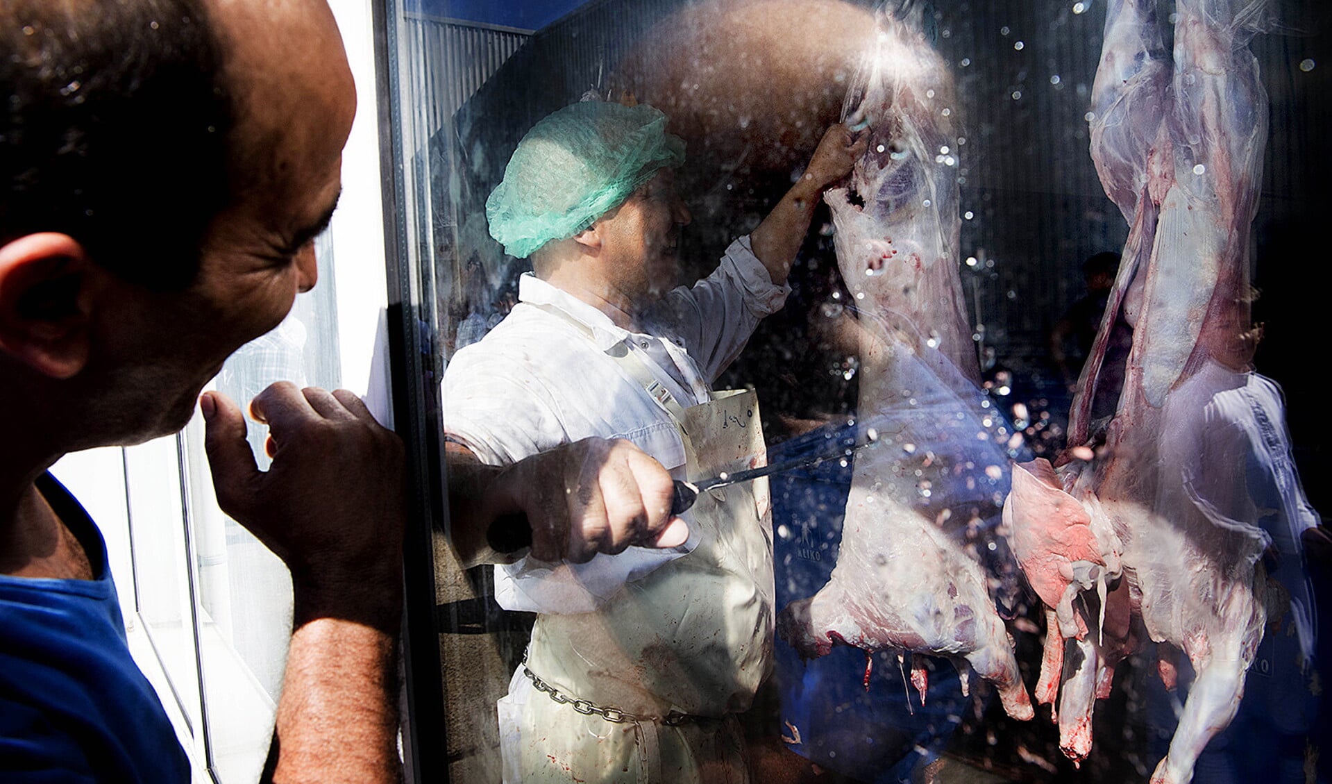 Een islamitische klant haalt halal geslacht vlees af, dat hij besteld heeft bij een slager in Zaandam.