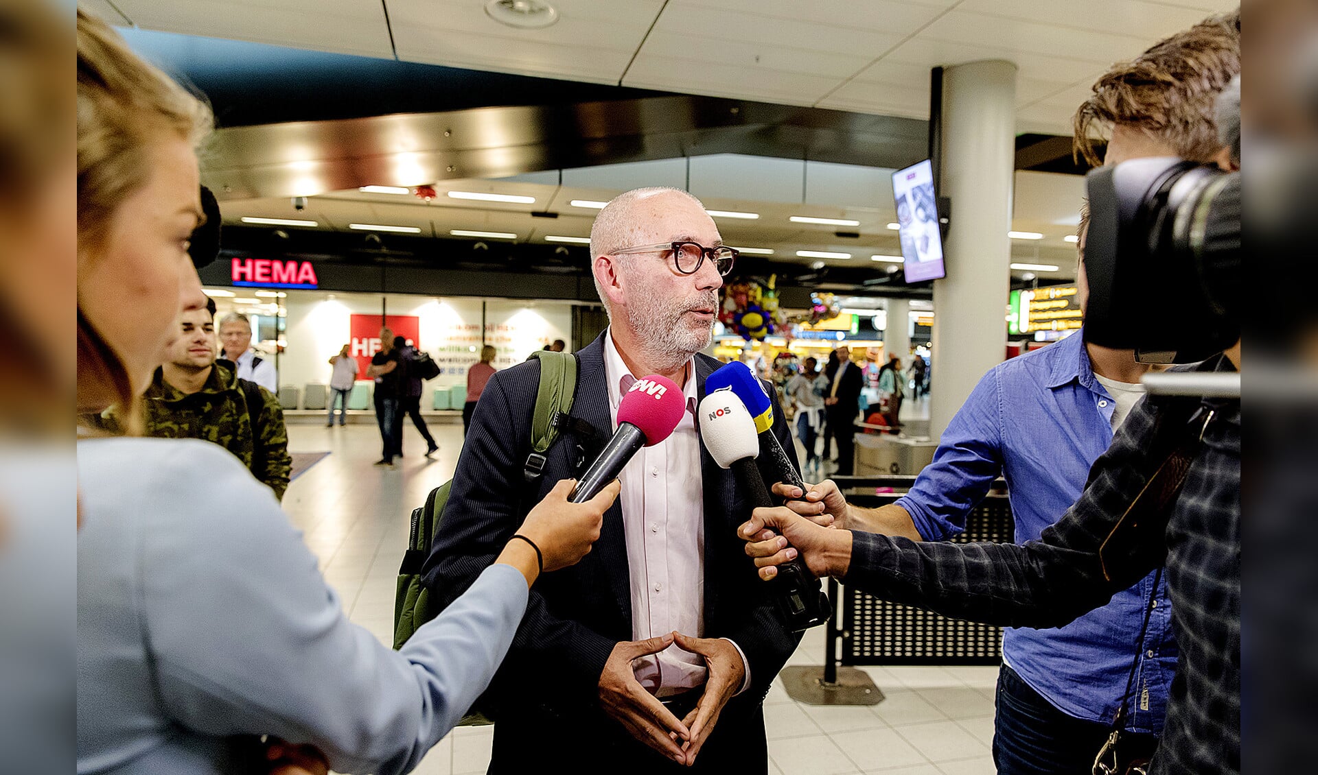 Oud-Europarlementariër van GroenLinks Joost Lagendijk kwam maandagmiddag aan op Schiphol.  Zondagavond kreeg hij op het Sabiha Gökçen Airport in Istanbul na een paar uur wachten te horen dat hij Turkije niet in mocht