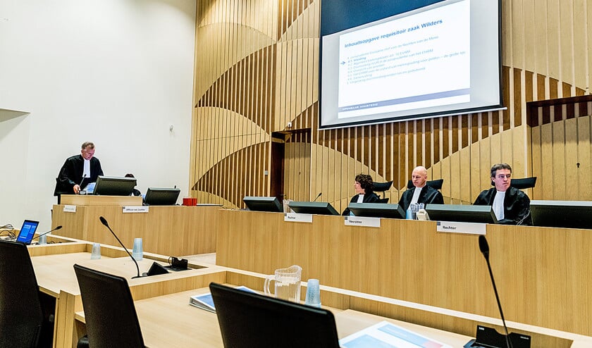 Officier van justitie Wouter Bos en de rechters Elianne van Rens, Hendrik Steenhuis en Sijbrand Krans (v.l.n.r.) in de rechtbank op Schiphol aan het begin van het requisitoir van de strafzaak tegen Geert Wilders. (anp / Remko de Waal)