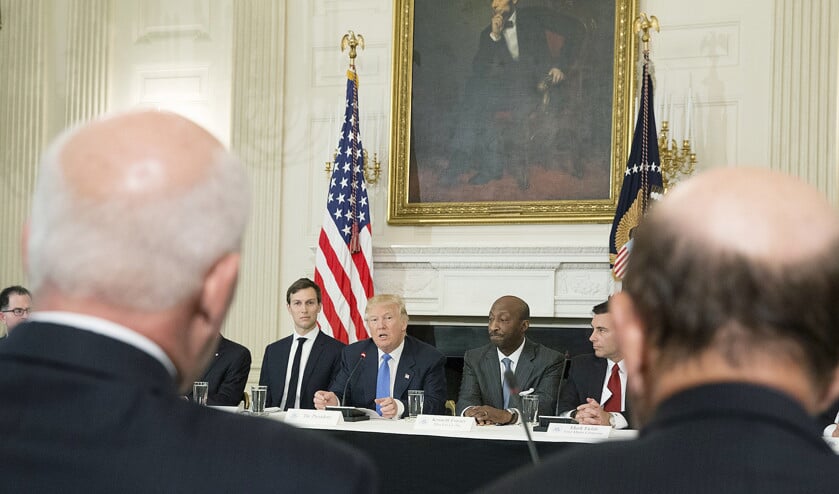 Trumps schoonzoon Jared Kushner (l.) zou opdracht hebben gegeven tot illegale diplomatieke gesprekken met Rusland. (epa / Michael Reynolds)