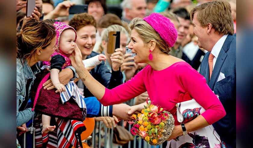 Om een glimp op te vangen van koning Willem-Alexander en koningin Máxima zijn donderdag veel mensen naar de haven van Urk gekomen. Het koninklijk paar wordt toegezongen en krijgt veel geschenken aangeboden (anp / Koen van Weel)