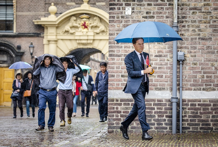 Premier Mark Rutte bij aankomst op het Binnenhof voor een formatiegesprek.  (anp / Bart Maat)