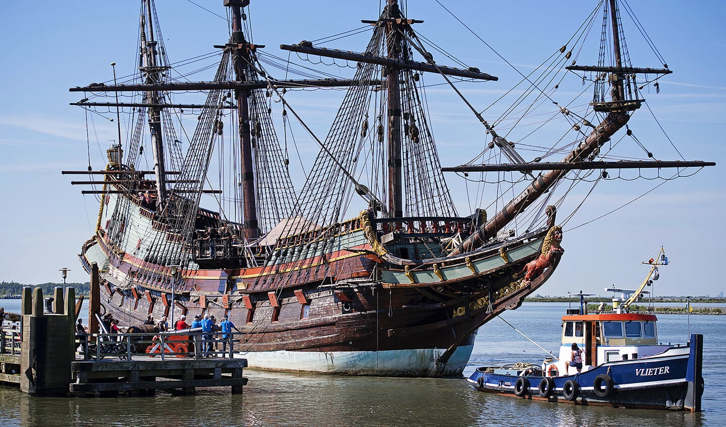 Sleepboten verplaatsen in de haven van Lelystad het VOC-schip de Batavia voor groot onderhoud.