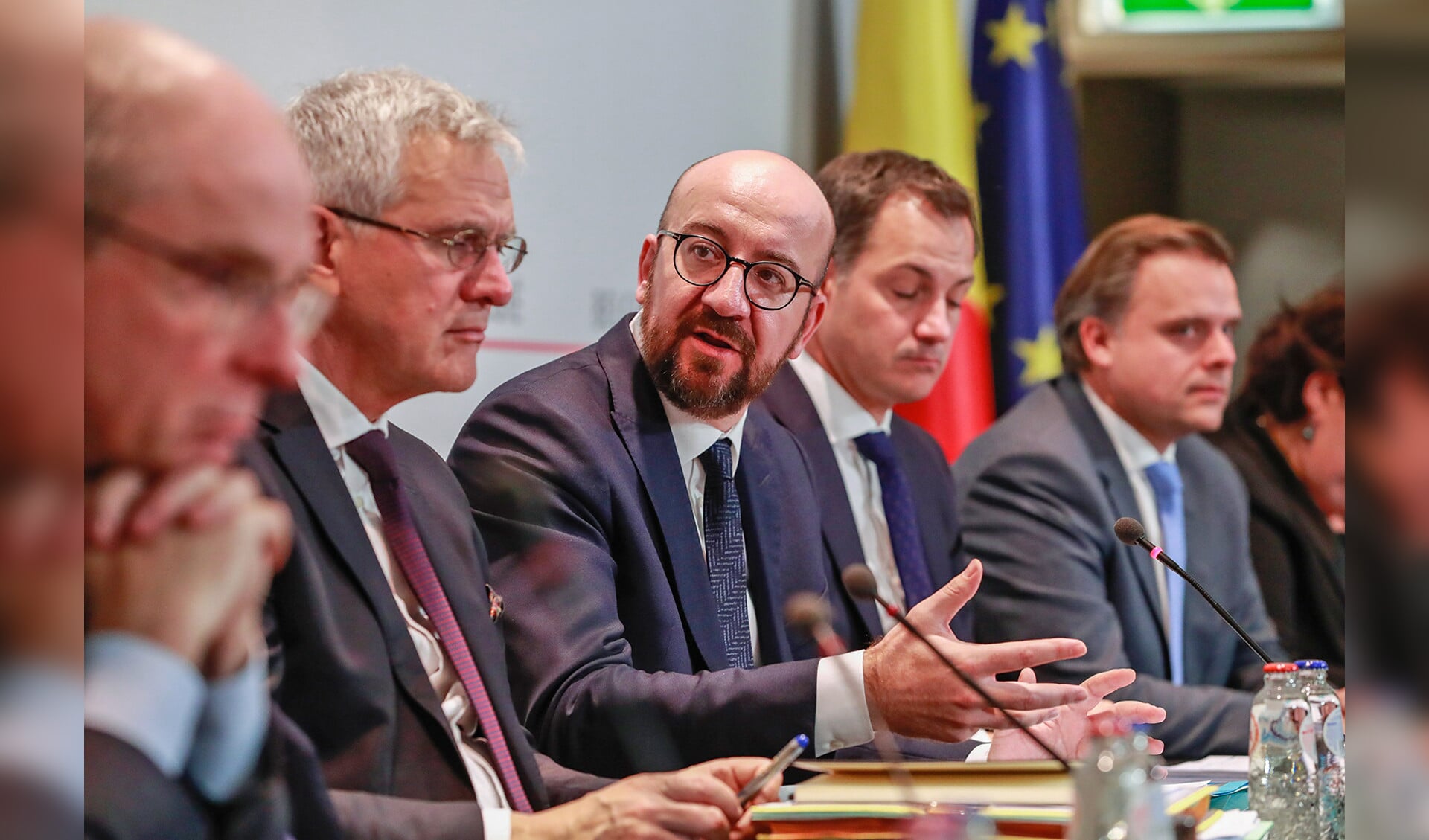 De Belgische premier Charles Michel (midden) ontsloeg de N-VA-ministers uit zijn kabinet om daarna het VN-migratiepact in Marrakesh te tekenen.