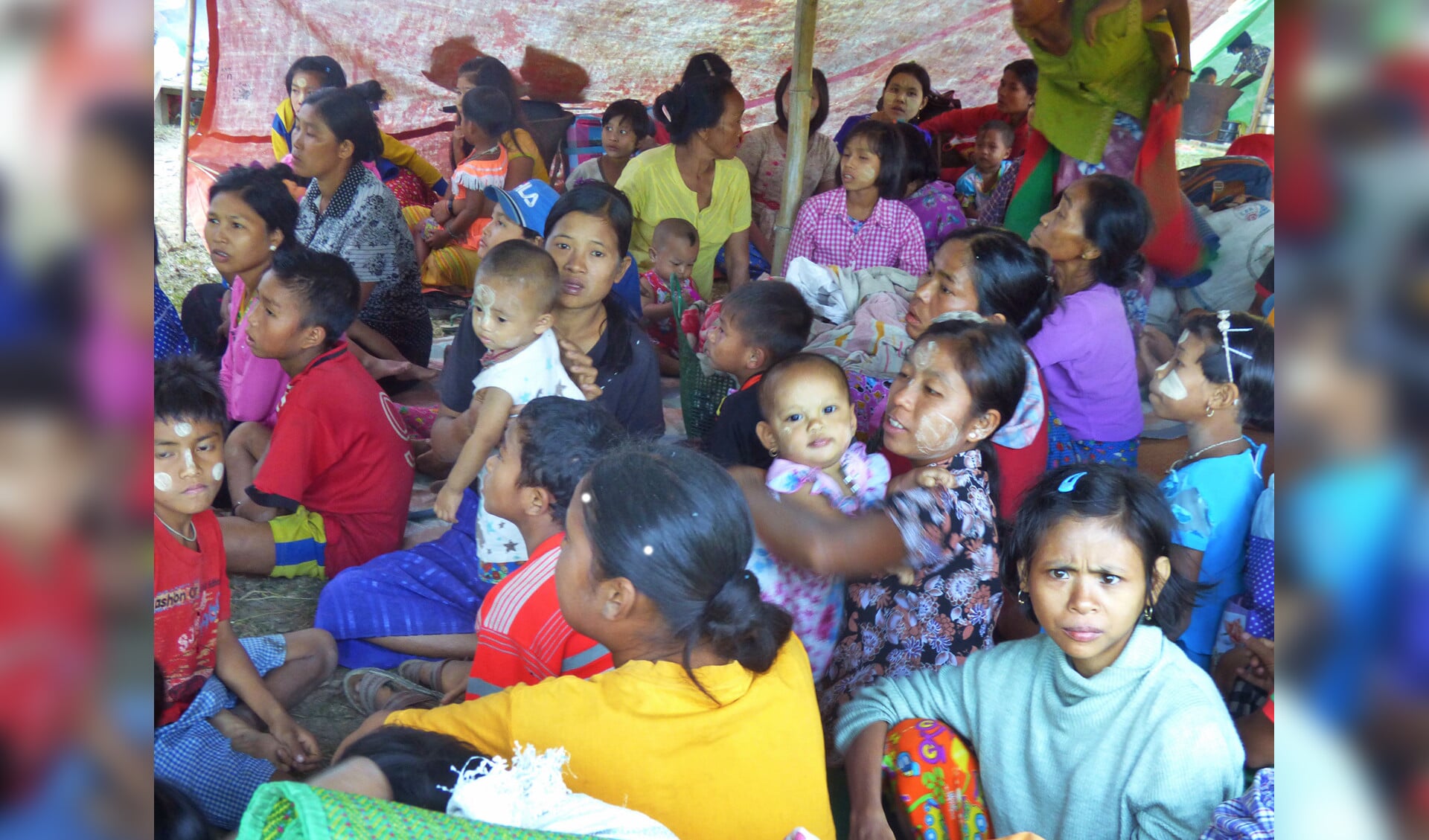 Gevluchte Rohingya hebben opnieuw te maken met dreigend geweld van het Myanmarese leger, dat ditmaal tegen boeddhistische rebellen gericht is.