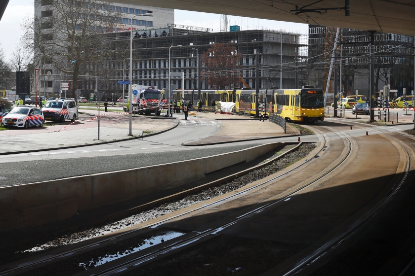 Bij de schietpartij op het 24 Oktoberplein vielen drie doden en raakten vijf mensen gewond. Hulpverleners waren snel ter plaatse en de omgeving werd direct volledig afgezet. (anp / Robin van Lonkhuijsen en Robin Utrecht)