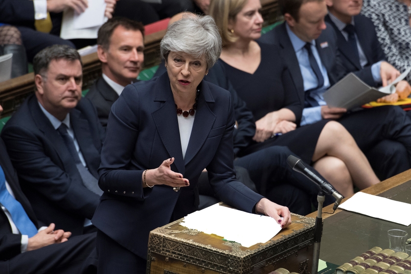 De Britse premier Theresa May hoopt op steun voor haar brexitplan in ruil voor het opgeven van haar eigen positie. (afp / Jessica Taylor)