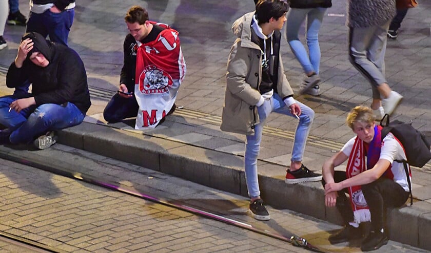 Supporters op het Leidseplein verwerken hun verdriet na de verloren wedstrijd van Ajax tegen Tottenham Hotspur. (anp / Robin Utrecht)