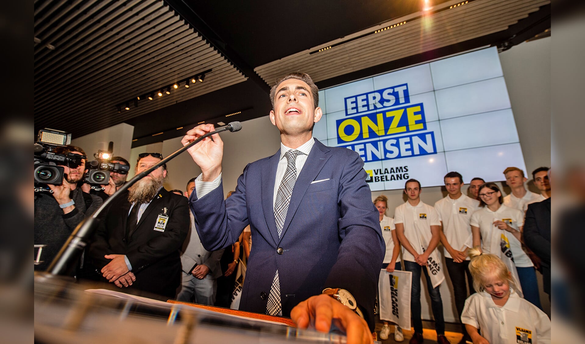 Voorzitter Tom Van Grieken van het Vlaams Belang speecht na de verkiezingsoverwinning van zijn partij. Het Vlaams Belang groeit van drie naar achttien zetels in het Vlaamse deelparlement.