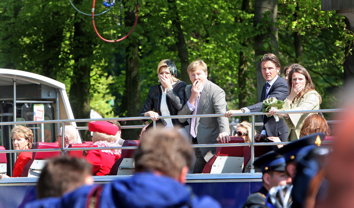 Koninginnedag 2009: prinses Máxima, prins Willem-Alexander, prins Maurits en prinses Annette kijken geschrokken als er in Apeldoorn een auto vlak langs hun bus op het publiek inrijdt.