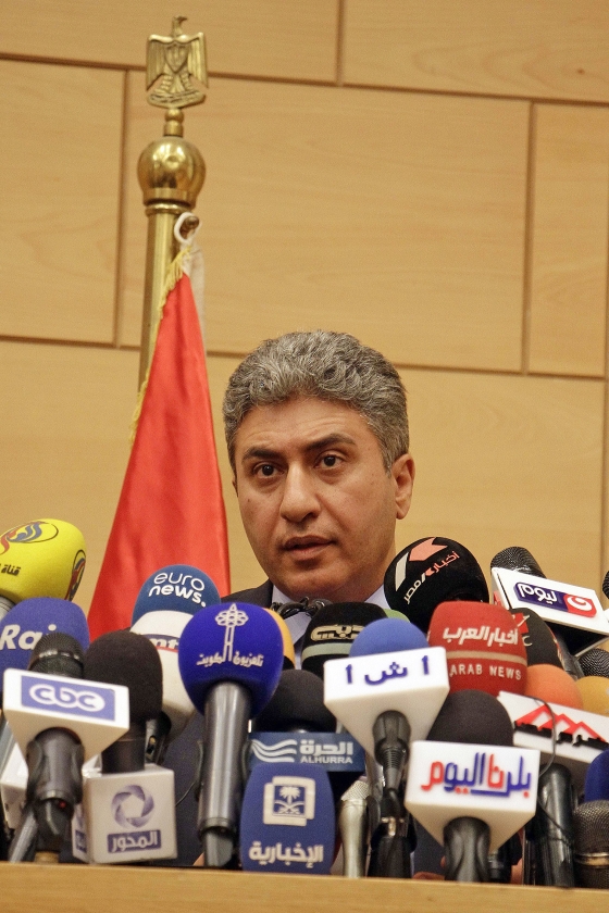 De Egyptische minister van Luchtvaart Sherif Fathi geeft in Caïro een persconferentie over de vliegramp. (ap / Ahmed Abd el Fattah)