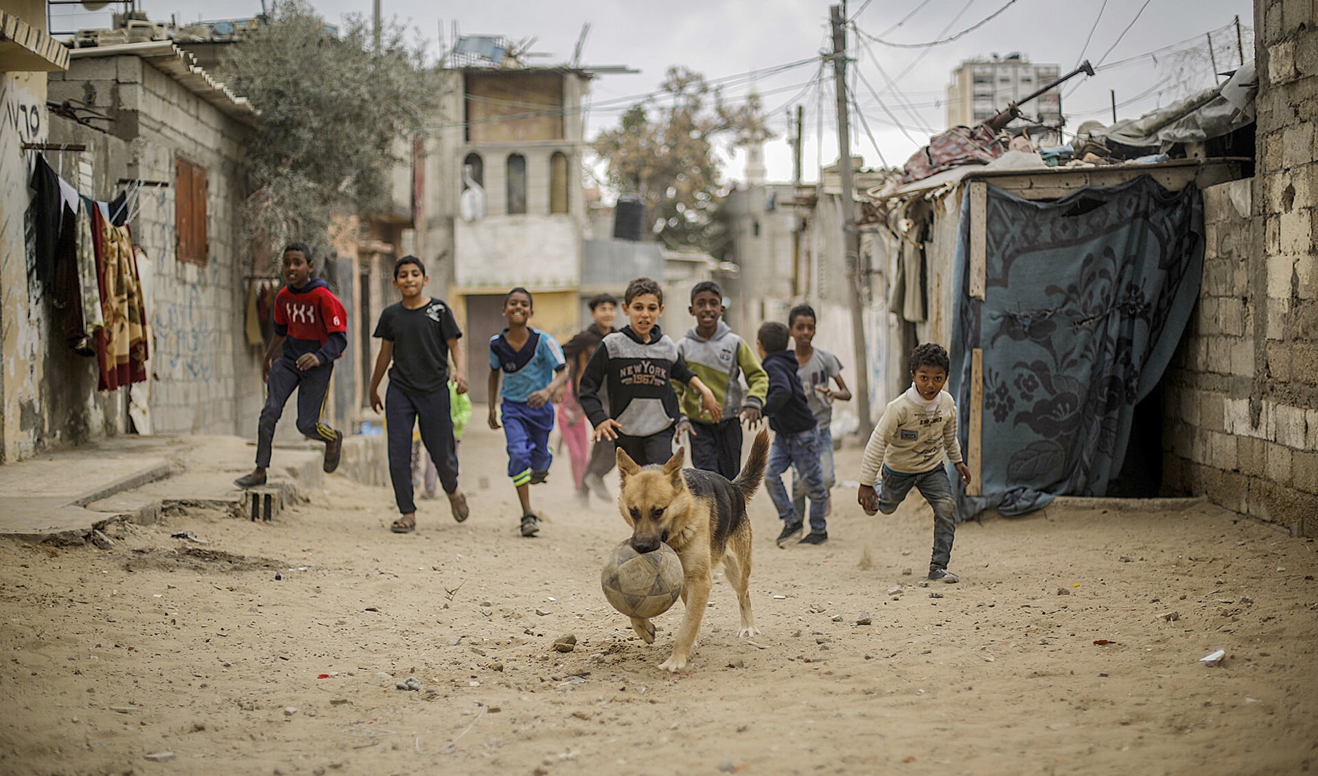 Palestijnse kinderen spelen in Gaza. ‘In een gebied zo groot als Texel wonen twee miljoen Palestijnen, die nergens heen kunnen’, zegt Sjoerd Sjoerdsma.