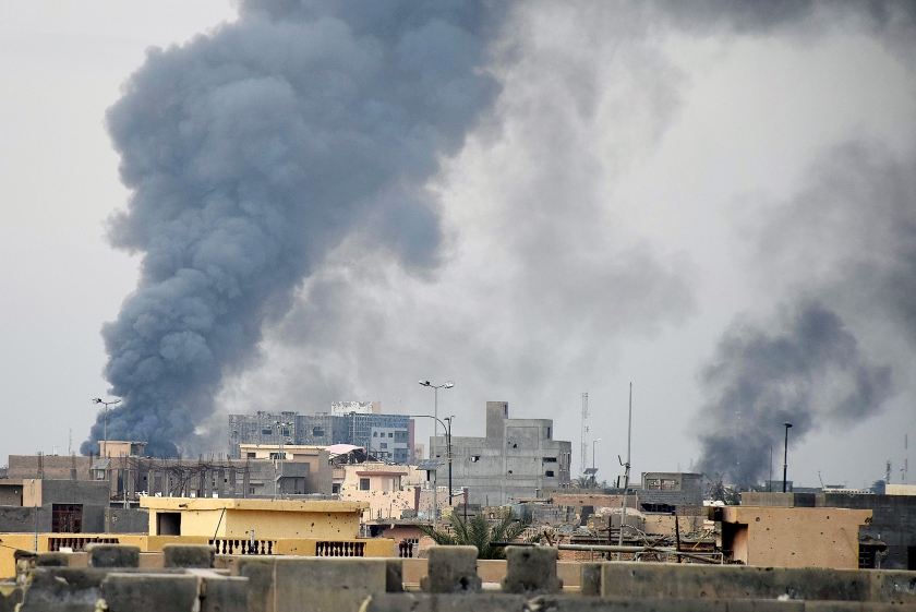 Rook hangt boven Ramadi, als Iraakse troepen met Amerikaanse luchtsteun de stad op ISIS heroveren. (ap)