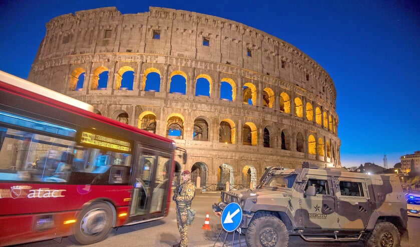 Een Italiaanse soldaat voert in Rome een patrouille uit bij het Colosseum. Het monument is een van de plekken die mogelijk het doelwit kunnen zijn van een terroristische aanslag. De veiligheidsmaatregelen in Italië zijn opgevoerd na de bloedige aanslag in Berlijn van vorige week, en nadat de dader van die aanslag, de Tunesiër Anis Amri, in de Italiaanse stad Milaan door de politie is gedood. < (ap / Claudio Peri)