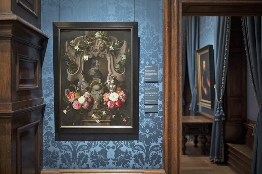 De nieuwste aanwinst van het Mauritshuis: een schilderij van Daniel Seghers en Jan Cossiers met een portret van Constantijn Huygens. (mauritshuis / Ivo Hoekstra)