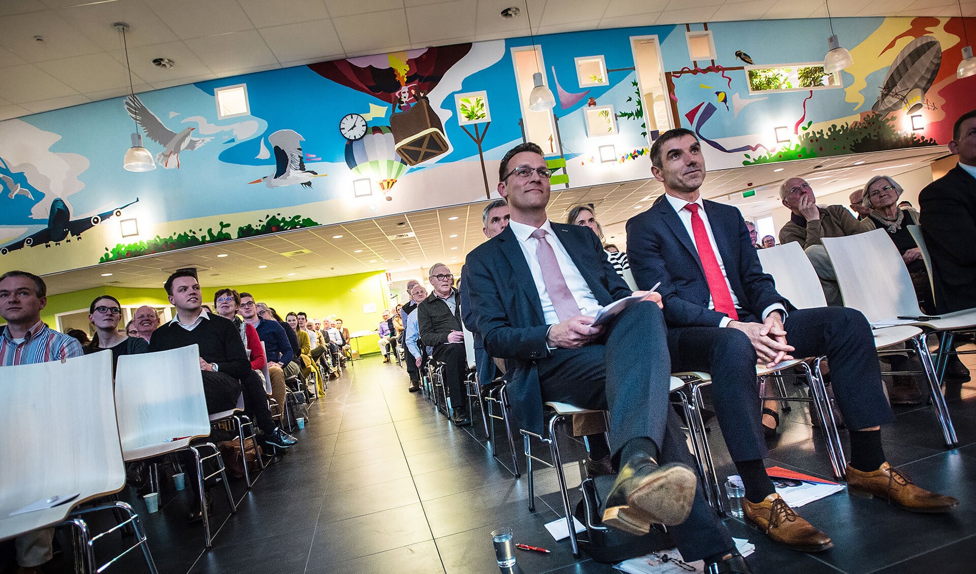 Staatssecretaris Paul Blokhuis (rechts) was te gast op een regionale avond van de Nederlandse Patiënten Vereniging.