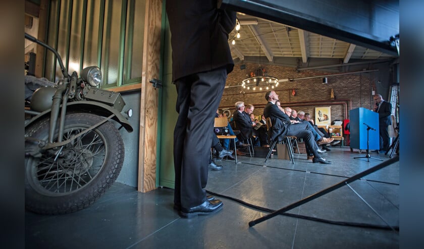 Op een voormalig defensieterrein werd woensdag de Mannenbijbel gepresenteerd. ‘Ik hoop dat die mannen helpt hun verantwoordelijkheid te nemen’. (Carel Schutte)