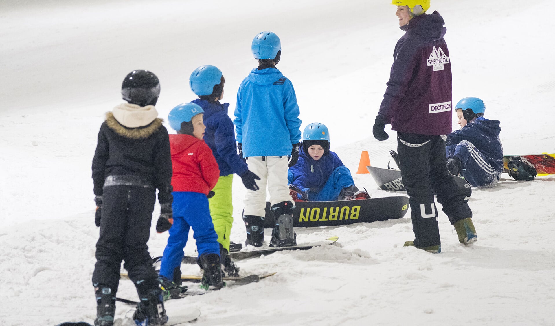 Basisschoolkinderen konden dinsdag naar hartenlust schaatsen en skiën in De Uithof. Het Haagse sportcentrum had vanwege de landelijke staking in het basisonderwijs een speciaal programma georganiseerd.