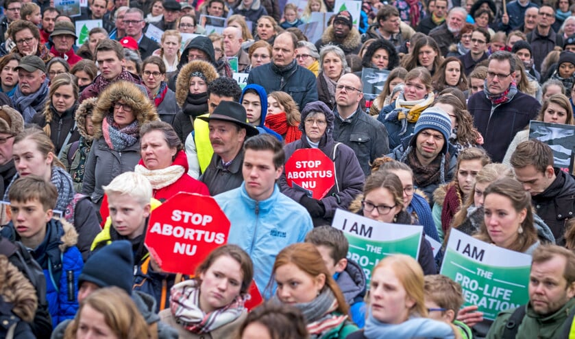 Een recordaantal van ruim 5000 mensen liep zaterdag in het centrum van Den Haag mee tijdens de 24e Mars voor het Leven. De jaarlijkse manifestatie, een initiatief van prolifebeweging Schreeuw om Leven, begon en eindigde op het Spuiplein met zang en gebed (David van Dam)