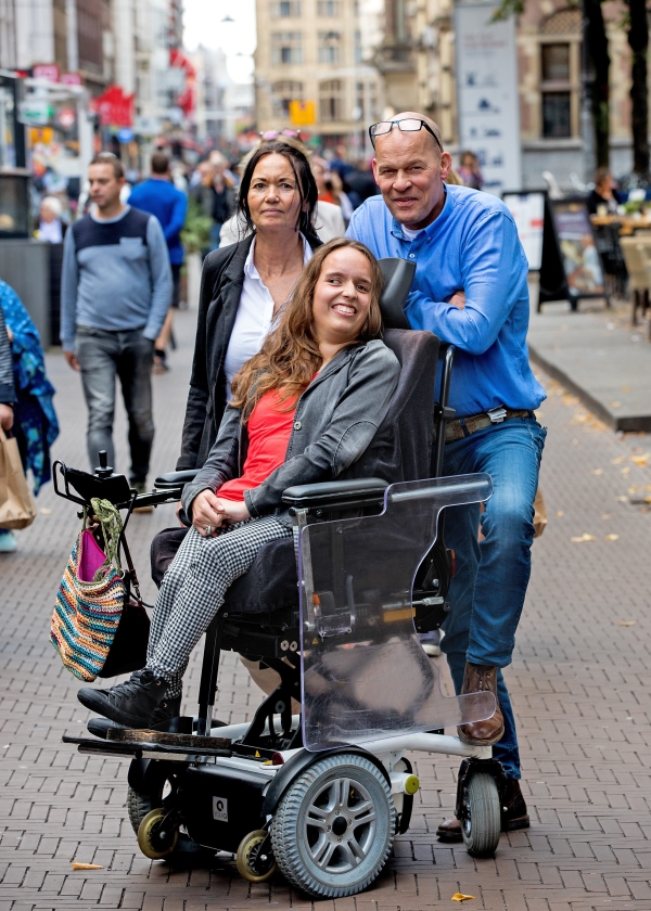 Noortje van Lith was donderdagmiddag – met haar ouders – in Den Haag, om 23.000 handtekeningen aan te bieden aan de Tweede Kamer, voor een betere financiële positie van mensen met een arbeidsbeperking. (Dirk Hol)