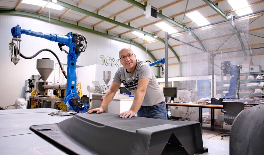 Gerbert Smits, medeoprichter van het Dordtse bedrijf 10XL, kan met een 3D-printer van zeven meter lang in nog geen 24 uur een boot printen. (Dirk Hol)