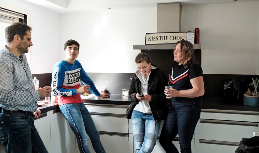 Vader Rolf en moeder Renate van Pijkereren praten over de examendag van hun kinderen Thomas en Meral. (Dick Vos)