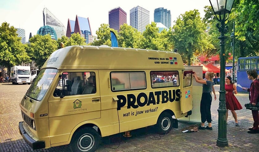 De ‘proatbus’, waarmee geestelijk verzorgers slachtoffers van de aardbevingen in de provincie Groningen opzoeken, parkeerde dinsdagmiddag voor de Tweede Kamer in Den Haag. Het Platform Kerk en Aardbeving wil dat het kabinet meer geld vrijmaakt voor geestelijk verzorgers in de provincie Groningen. De bus – een oude ambulance uit het Duitse leger – is begin deze maand in gebruik genomen. (nd)