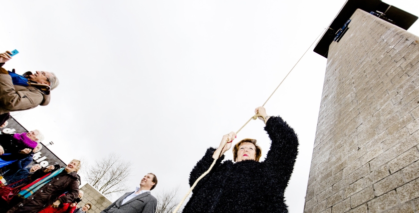 Dichter op het nieuws: Ring Them Bells (Dick Vos, geplaatst op 8 januari, pagina 2 en 3: oud-burgemeester Annemarie Jorritsma geeft in Almere het startschot voor de kerkelijke fondsenwervingsactie Kerkbalans door om 12. 00 uur zaterdagmiddag de klok van kerkelijk wijkcentrum De Drieklank..)