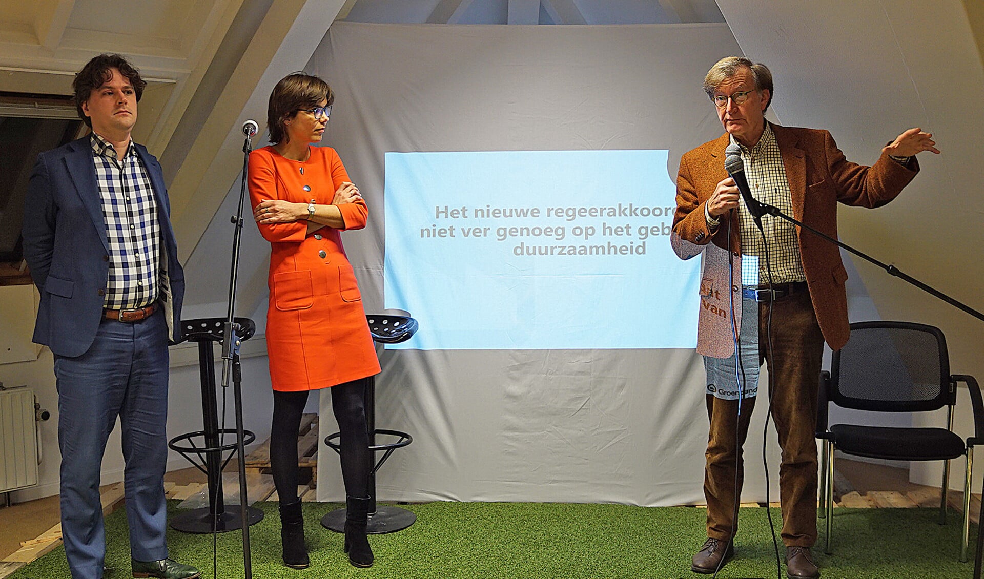 Energiestrateeg Henri Bontenbal en ChristenUnie-Kamerlid Carla Dik luisteren naar hoogleraar milieukunde Klaas van Egmond, die pleit voor straffere maatregelen om te kunnen voldoen aan de afspraken in het klimaatakkoord.