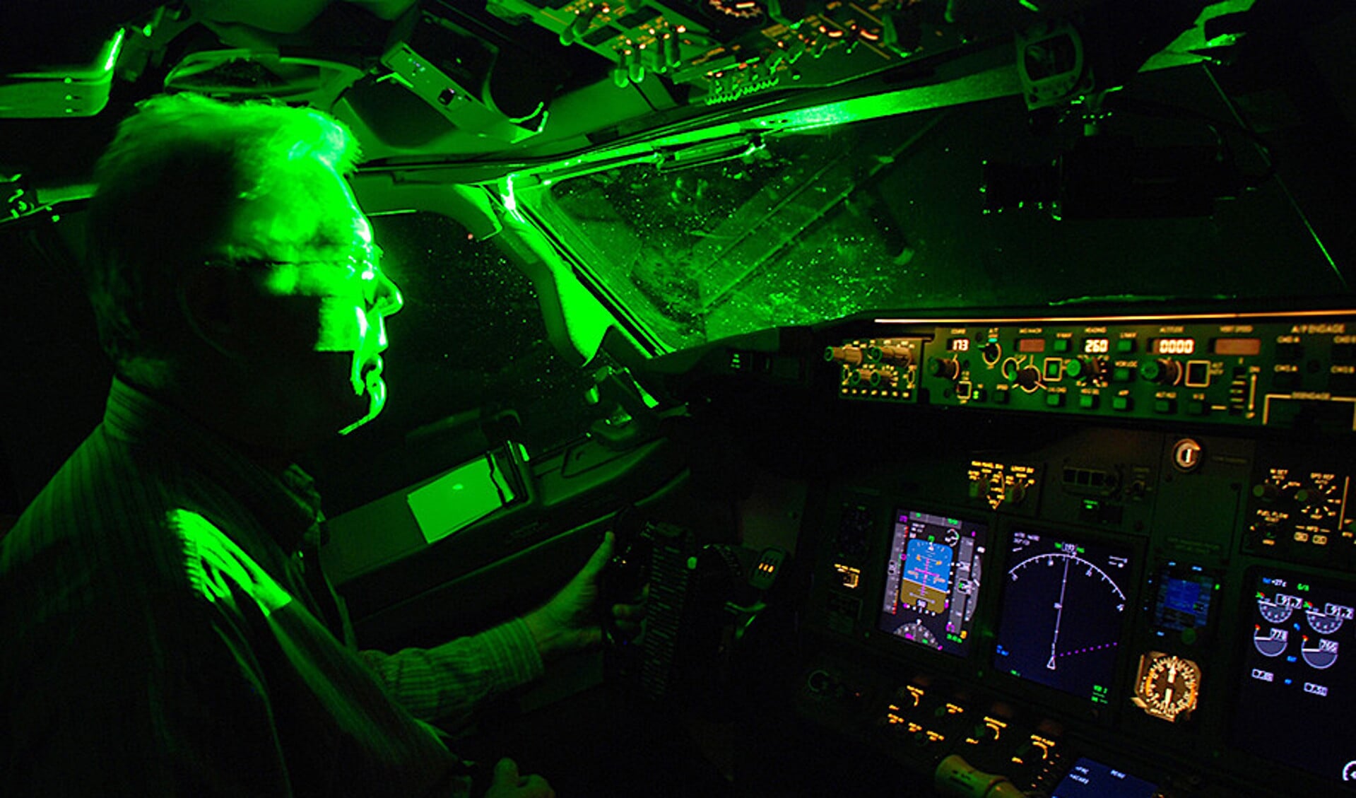 In een simulator laat de Amerikaanse luchtvaartorganisatie FAA zien hoe verblindend laserstralen kunnen zijn in de cockpit van een vliegtuig.