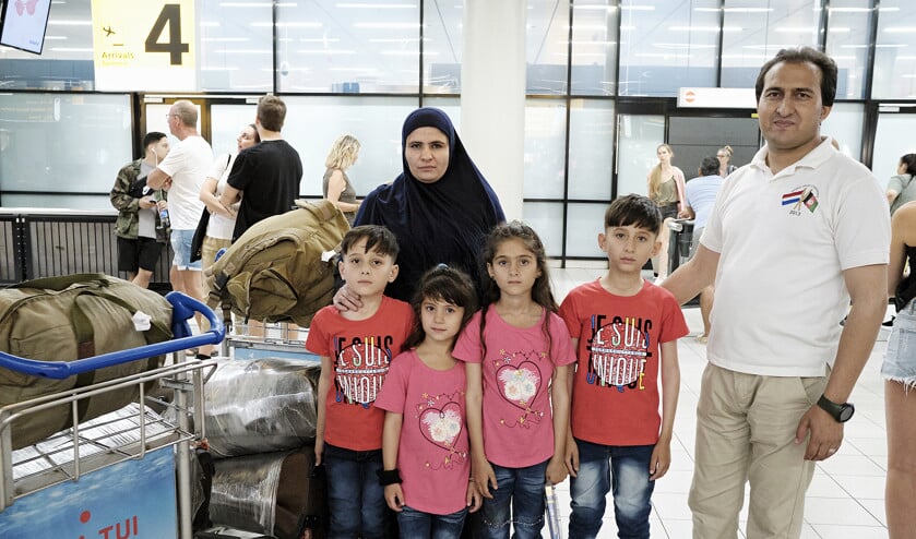 De Afghaanse tolk Sohel bij aankomst op Schiphol, samen met zijn vrouw en kinderen. Ze konden naar Nederland komen dankzij persoonlijk ingrijpen van minister Ank Bijleveld van Defensie. (Dick Vos)