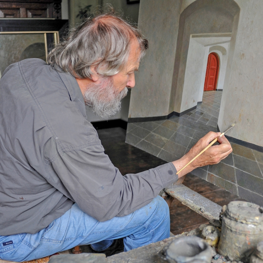Geregeld zat schilder Henk Helmantel deze zomer op een keukenstoel in de Grote Kerk in Dordrecht. Hij maakte schetsen van het kerkinterieur, die hij later in zijn atelier uitwerkte tot een schilderij (vereniging van vrienden van de grote kerk dordrecht)