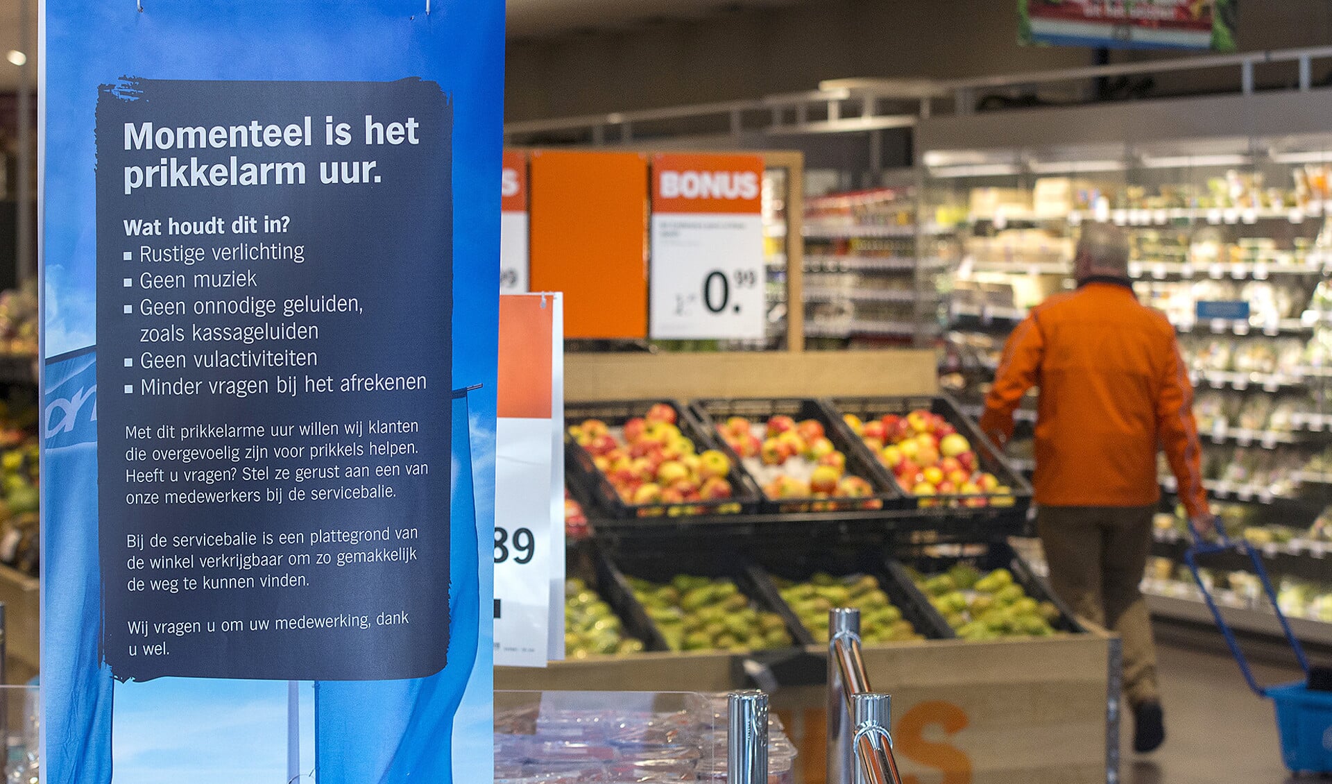 Een poster kondigt het prikkelarm winkelen aan in de Albert Heijn in Sint Michielsgestel.