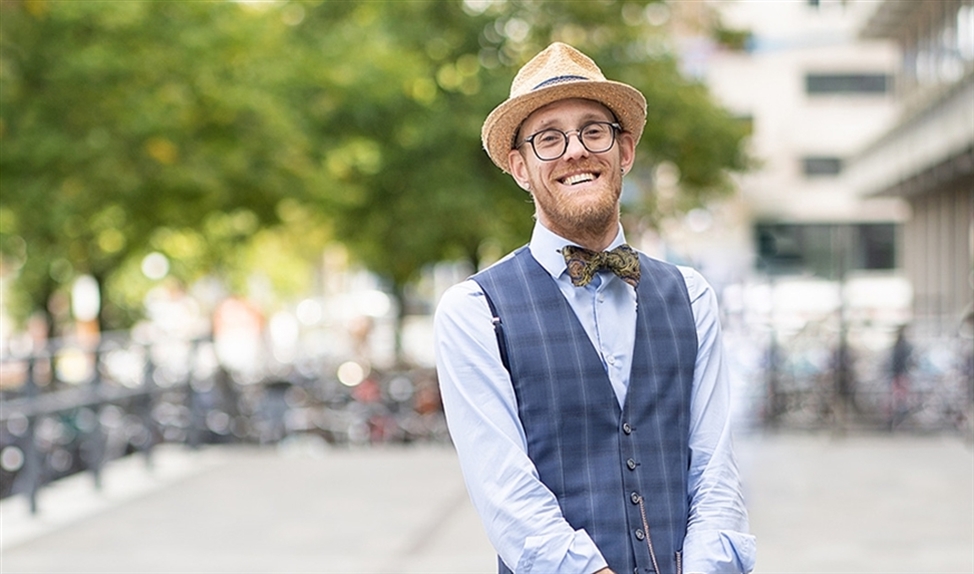 Om het lijf: 'Naar mijn werk draag ik altijd een pantalon, gilet en strik' (Niek Stam)
