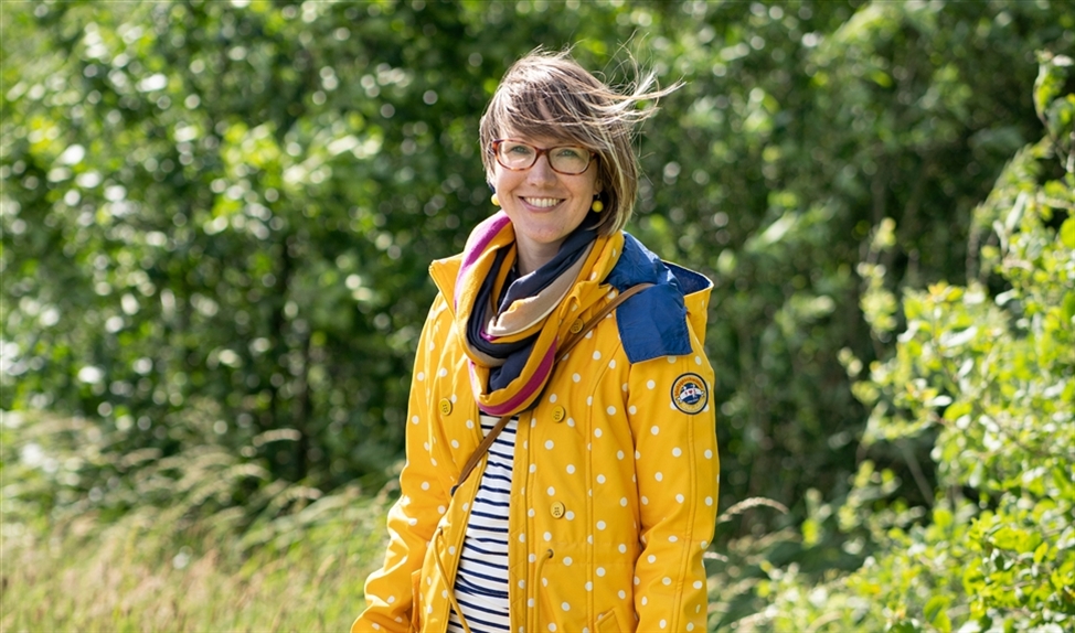 Kleding: Joanne Hogendoorn is blij met haar 'geloof-, hoop- en liefdejas' (Niek Stam)