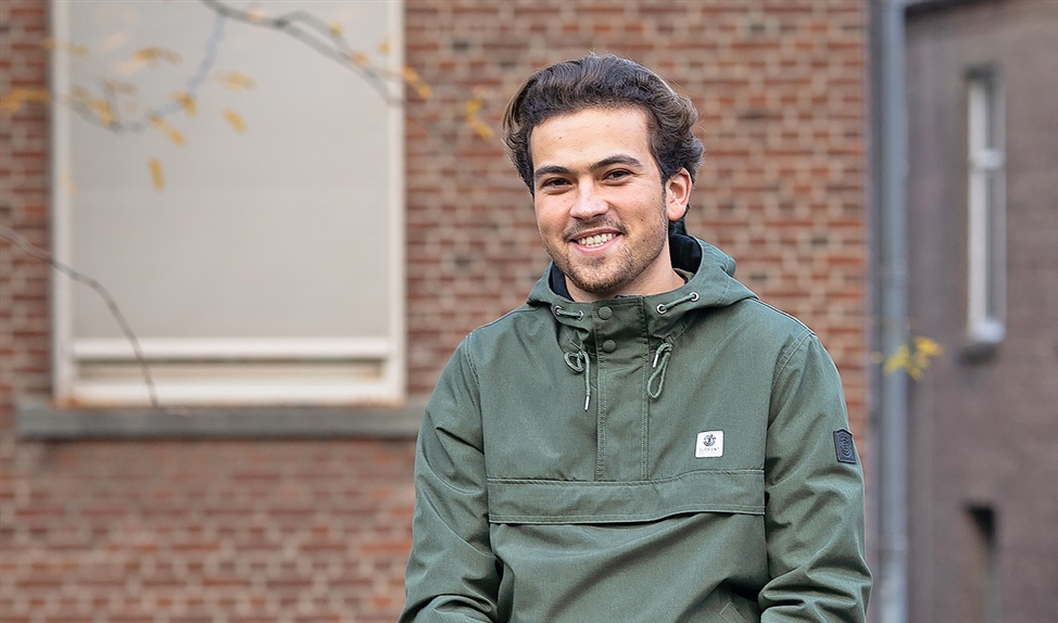 Om het lijf: Anton Tran draagt de Levi's jeans van zijn vader (Niek Stam)