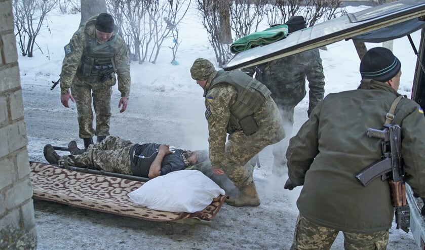 Een bij beschietingen gewond geraakte Oekraïense soldaat krijgt eerste hulp in Avdiivka. (ap / Inna Varenytsia)