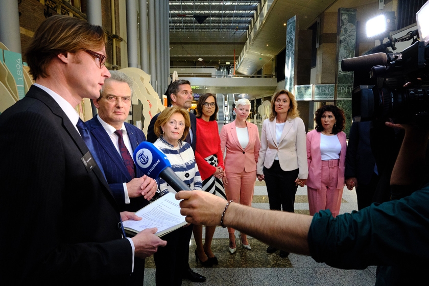 Marcel Bas wil met zijn petitie de ondertekenaars van de Nashvilleverklaring ‘een hart onder de riem steken’. De Kamerleden Kirsten van den Hul (PvdA), Vera Bergkamp (D66) en Nevin Özütok (GroenLinks) zeiden datzelfde te willen, maar dan juist richting christelijke jongeren die worstelen met hun seksuele geaardheid (Sjoerd Mouissie)