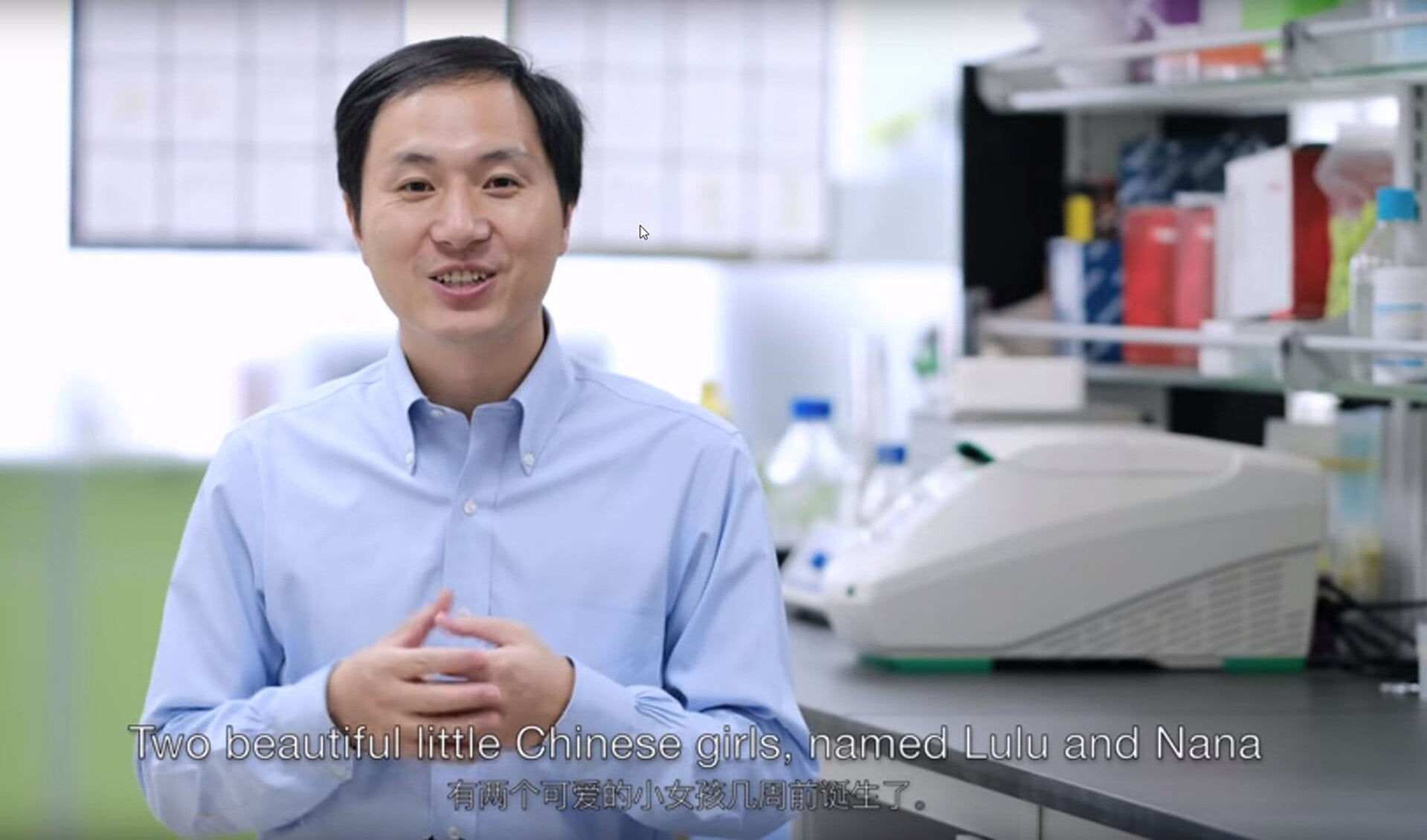 Onderzoeker Jiankui He geeft in een op zondag op YouTube geplaatste video een toelichting op de DNA-verandering die voor de geboorte van de twee meisjes, die hij Lulu en Nana noemt, plaatsvond.