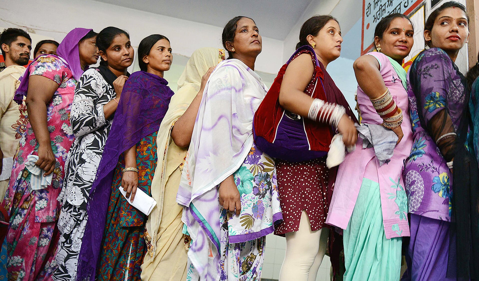 In India worden jonge vrouwen onder druk gezet om draagmoeder te worden.
