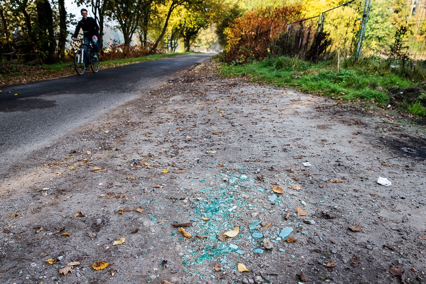 Glasscherven afkomstig van de dienstauto van de ambtenaar die maandag werd belaagd. (anp / Vincent Jannink)