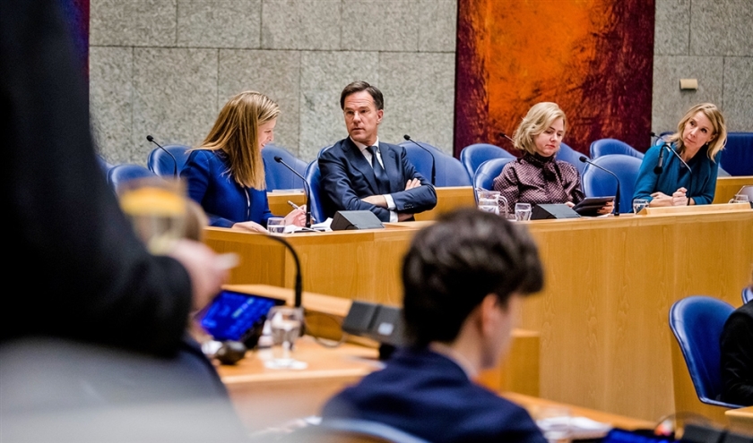 Vier ministers verdedigden het stikstofbeleid van het kabinet: van links naar rechts Carola Schouten (Landbouw en Natuur), premier Mark Rutte, Cora van Nieuwenhuizen (Infrastructuur) en Stientje van Veldhoven (Milieu en Wonen). (anp / Bart Maat)