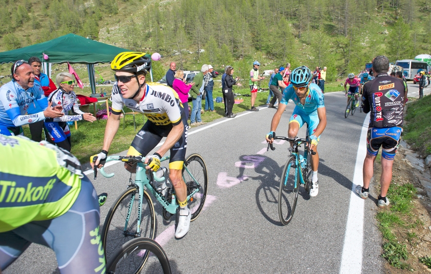 Een dag na zijn valpartij in de Giro d’Italia, waardoor hij de rose leiderstrui verspeelde, raakte profwielrenner Steven Kruijswijk zaterdag ook een podiumplaats in de ronde kwijt. Het was al heel wat dat de gehavende Nederlander weer aan de start verscheen nadat hij vrijdag in de afdaling tijdens een bergetappe een ijswand raakte en hard onderuitging (anp / Robert Vos)