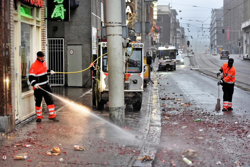Gemeentewerkers ruimen op in Amsterdam. In het hele land deden duizenden particulieren mee aan een schoonmaakactie van Stichting Nederland Schoon. (anp / Evert Elzinga)