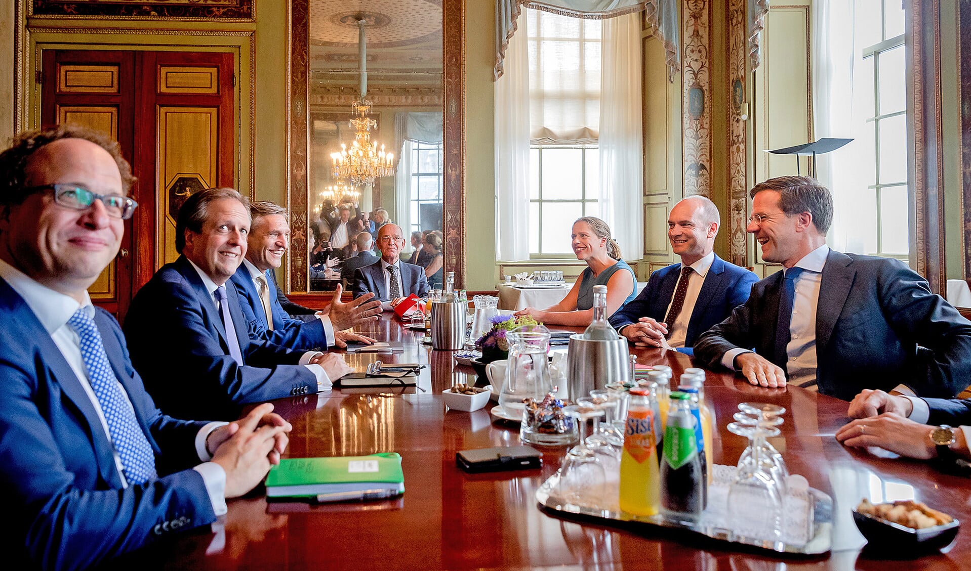 Informateur Gerrit Zalm (midden) ontvangt de onderhandelaars van D66, CDA, ChristenUnie en VVD in de Stadhouderskamer. De fractievoorzitters praten over de vorming van een nieuw kabinet.