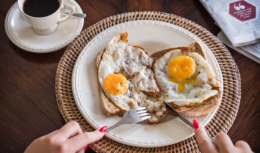 De angst voor het eten van eieren lijkt al weer grotendeels voorbij. In restaurants worden gewoon weer uitsmijters besteld. (anp / Piroschka van de Wouw)