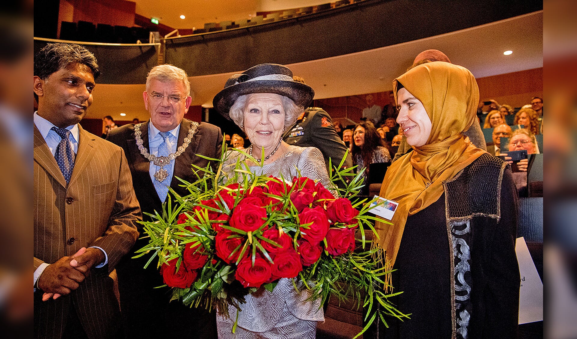 Prinses Beatrix was maandag in Utrecht aanwezig bij een symposium van het interreligieuze netwerk In Vrijheid Verbonden. Ze kreeg bloemen voor haar tachtigste verjaardag en sprak er over het thema ‘Een zorgzame samenleving’. In Vrijheid Verbonden is een groep mensen van verschillende religieuze achtergronden die zich inzet voor de democratie. <