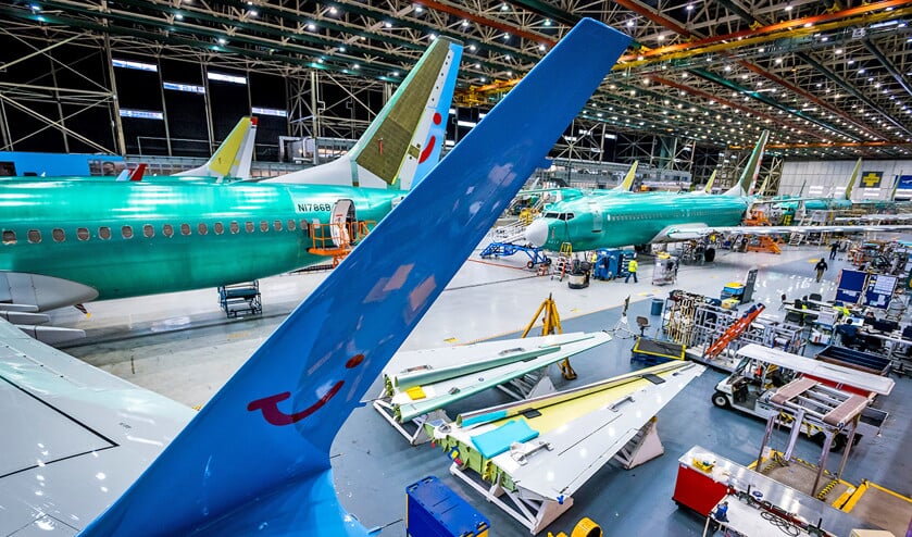 Een fabriekshal van de Amerikaanse vliegtuigbouwer Boeing waar aan een vliegtuig van het type Boeing 737 Max voor luchtvaartmaatschappij TUI fly Benelux gebouwd wordt. (anp / Lex van Lieshout)