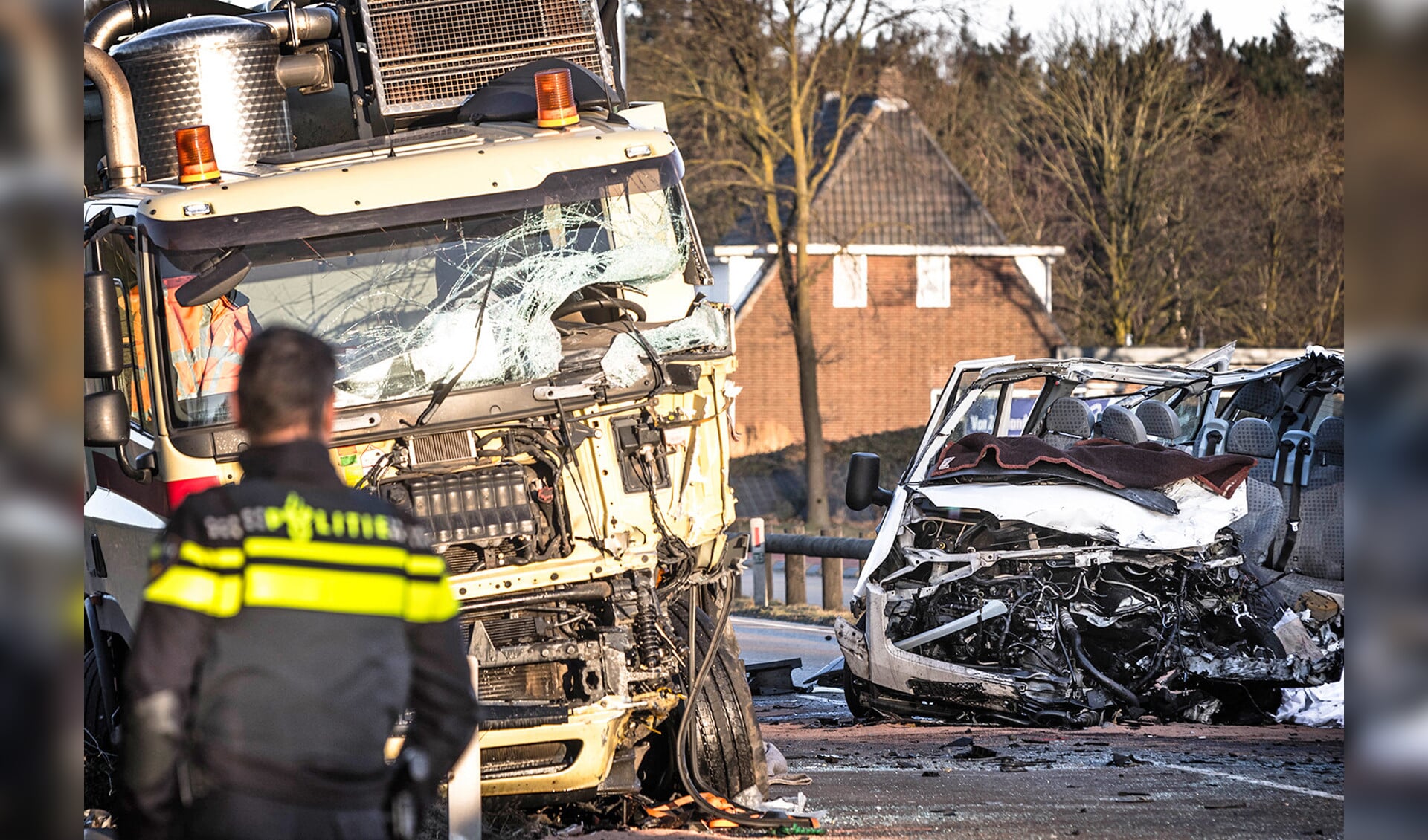 Een frontale aanrijding tussen een bestelbusje en een vrachtwagen in Helmond heeft vijf mensen het leven gekost. Ze zaten allemaal in het busje. Drie andere inzittenden van het voertuig raakten zwaargewond. Ook de chauffeur van de vrachtwagen liep zware verwondingen op. Hij zat bekneld en is door hulpdiensten bevrijd. De weg werd in beide richtingen afgesloten. <