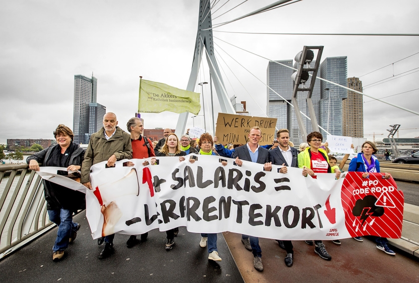 Tijdens een staking in september vorig jaar liep onderwijspersoneel in optocht naar de Rotterdamse Euromast. Nu klinkt de roep om een nieuwe staking. (anp / Koen van Weel)